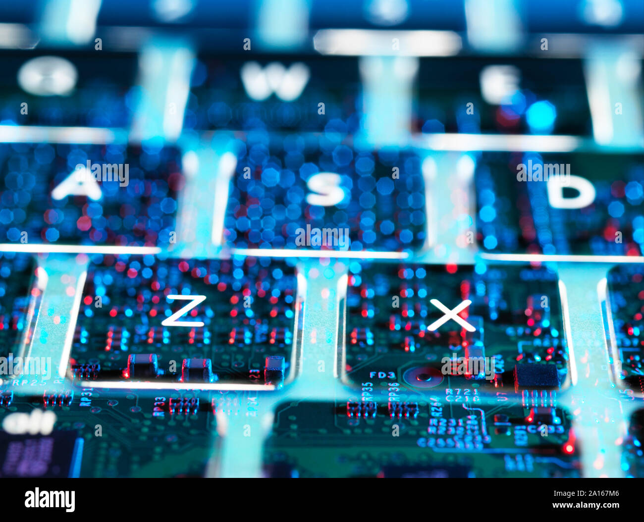 Doppia esposizione di un computer portatile che mostra i componenti elettronici sotto la tastiera Foto Stock