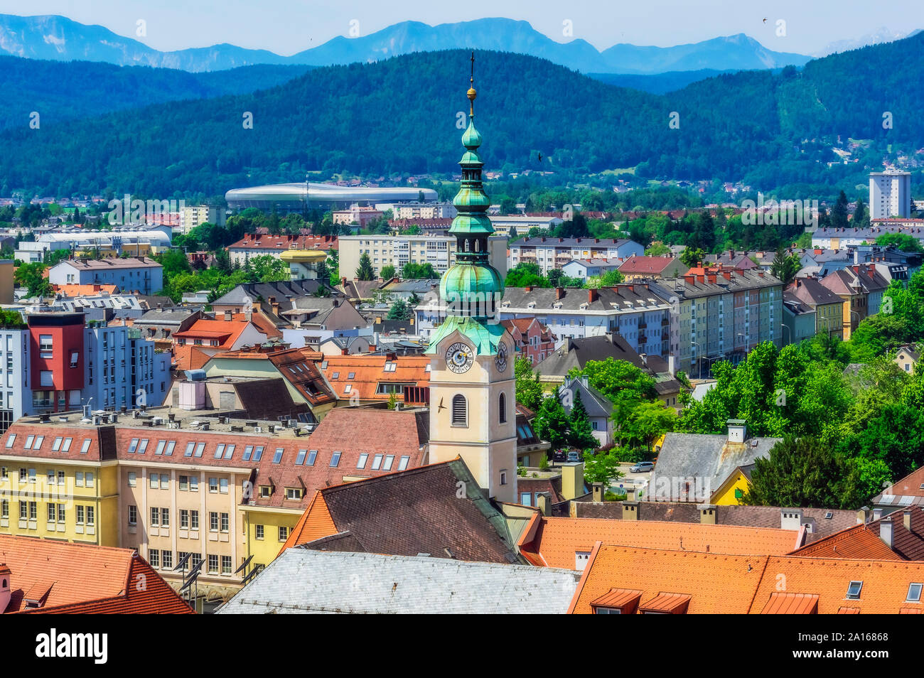 Austria, Carinzia, Klagenfurt am Worthersee, ad alto angolo di visione della città con la torre della chiesa Foto Stock