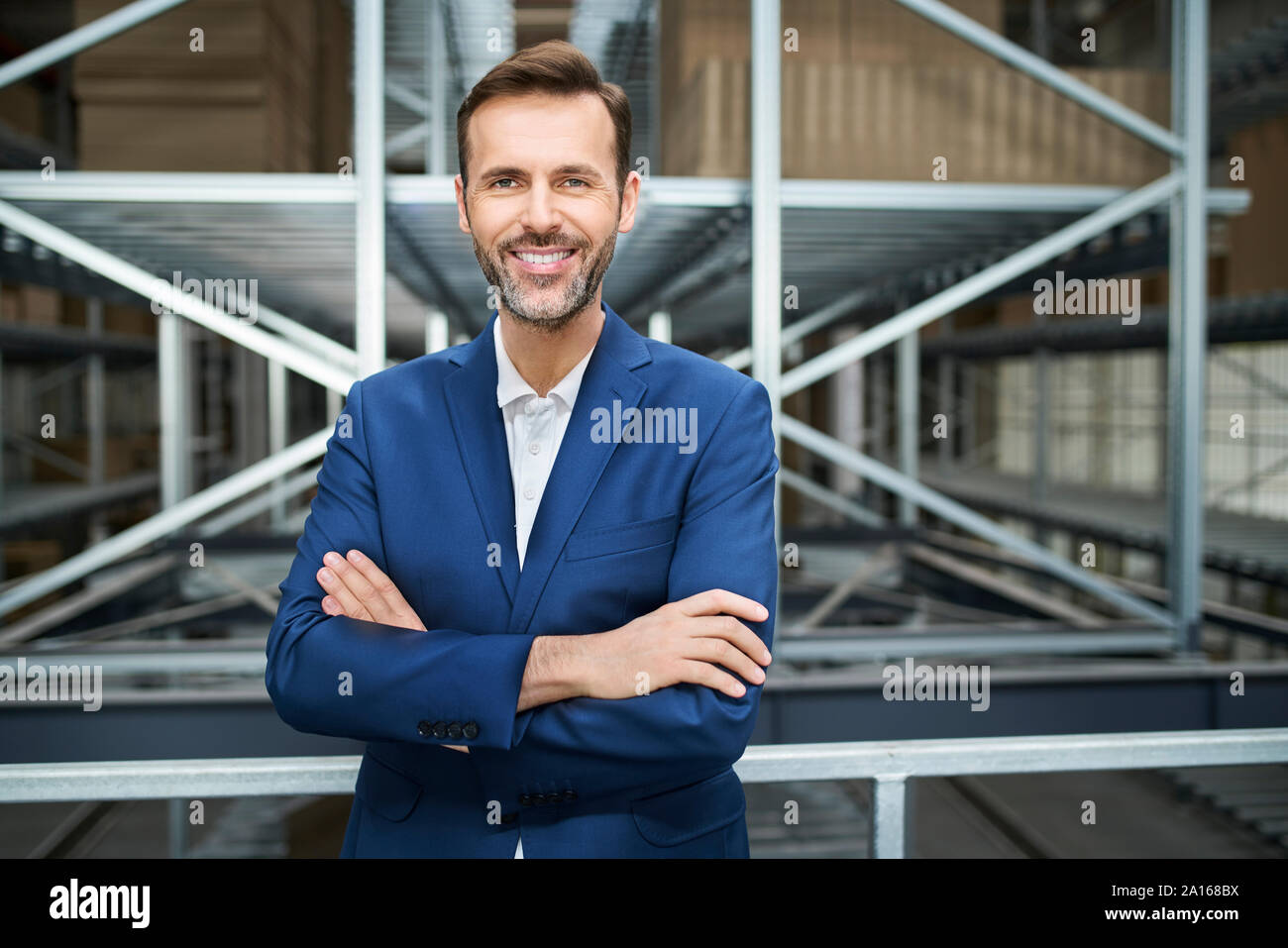 Ritratto di imprenditore sorridente in una fabbrica Foto Stock