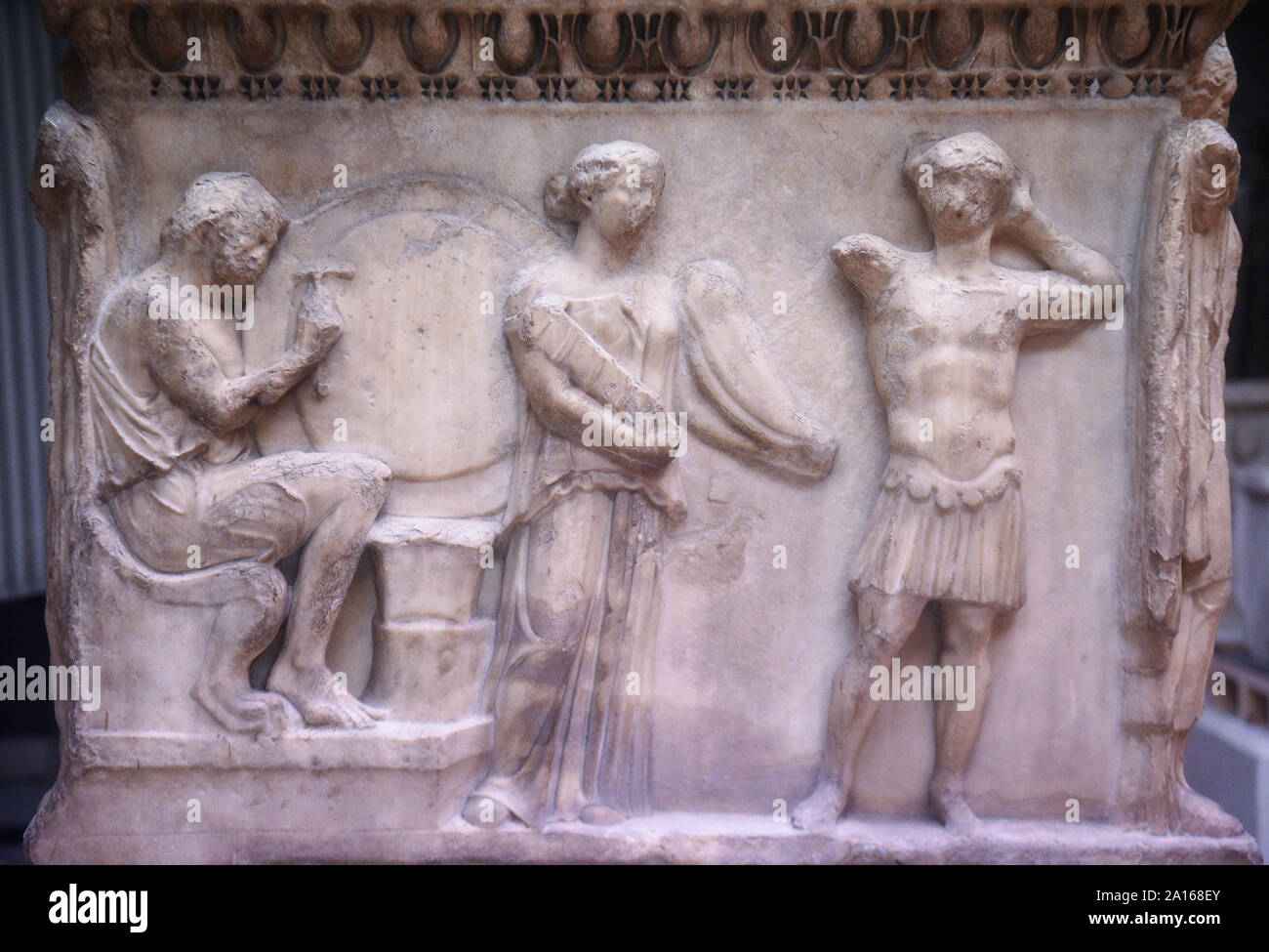 Dettagli su un scolpito sarcofago romano davanti alla Troy mostra presso il British Museum di Londra. Foto Stock