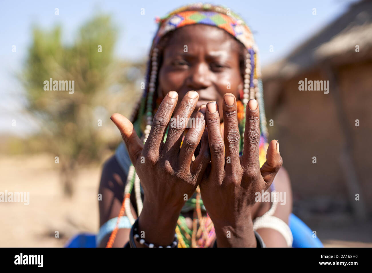 Dettaglio delle mani di un tradizionale Muhila donna, Congolo, Angola Foto Stock