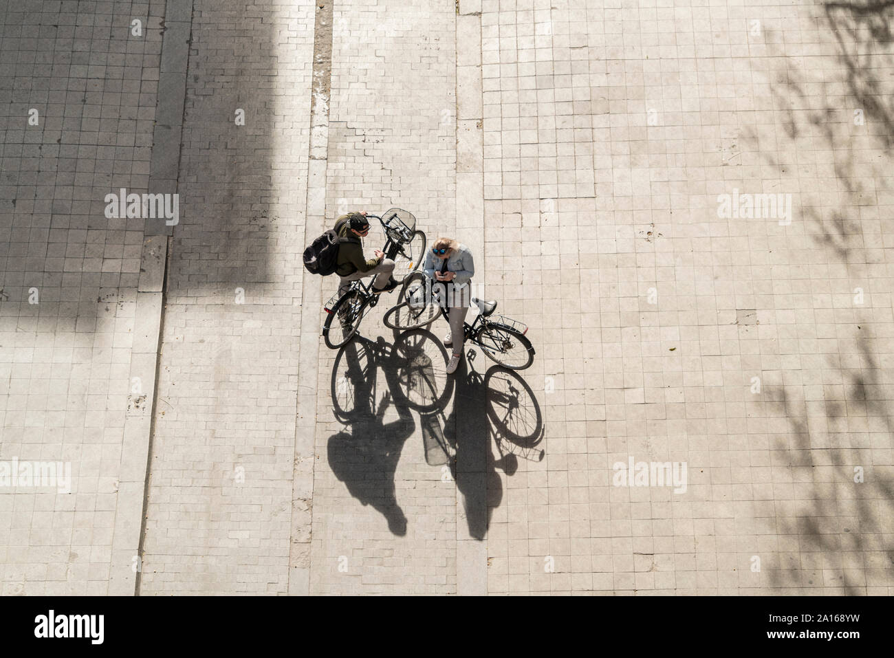 Vista dall'alto di due persone con bici Foto Stock
