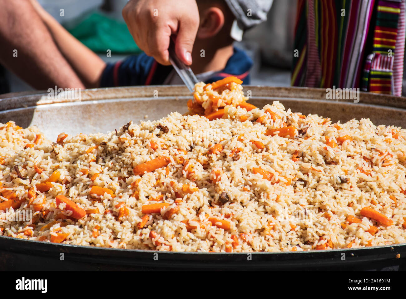 Reale strada tradizionale pilaf o plov, piatto di riso per la cottura in brodo o brodo, l'aggiunta di spezie e altri ingredienti come la verdura o la carne Foto Stock