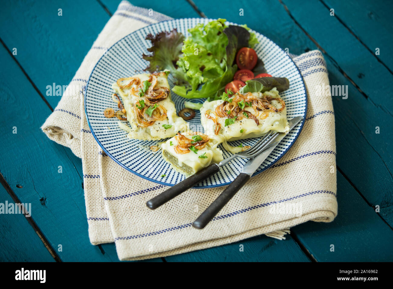 Tasche sveva con cipolle arrosto, formaggi e insalata mista Foto Stock