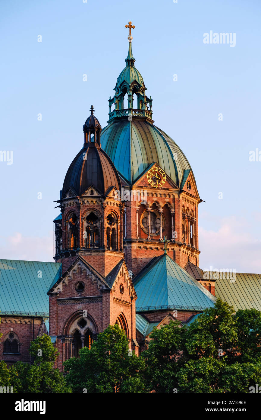 In Germania, in Baviera, Monaco di Baviera, la torre e la cupola di San Luca la Chiesa Foto Stock