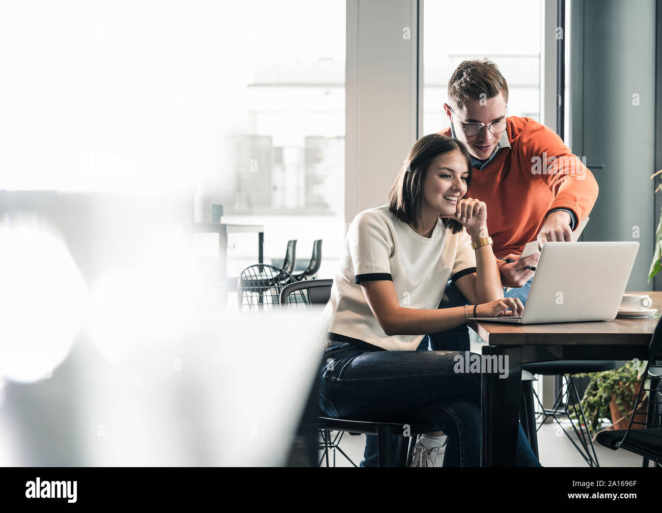Casual uomo d affari e Donna con notebook riunione in ufficio Foto Stock
