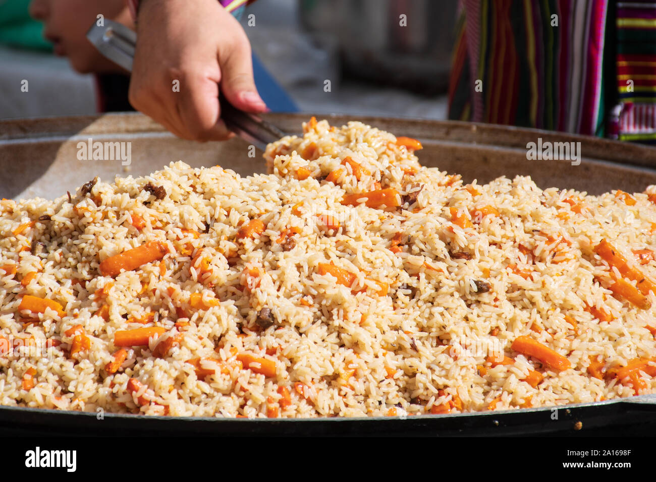Reale strada tradizionale pilaf o plov, piatto di riso per la cottura in brodo o brodo, l'aggiunta di spezie e altri ingredienti come la verdura o la carne Foto Stock