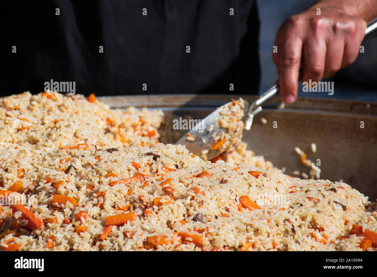 Reale strada tradizionale pilaf o plov, piatto di riso per la cottura in brodo o brodo, l'aggiunta di spezie e altri ingredienti come la verdura o la carne Foto Stock