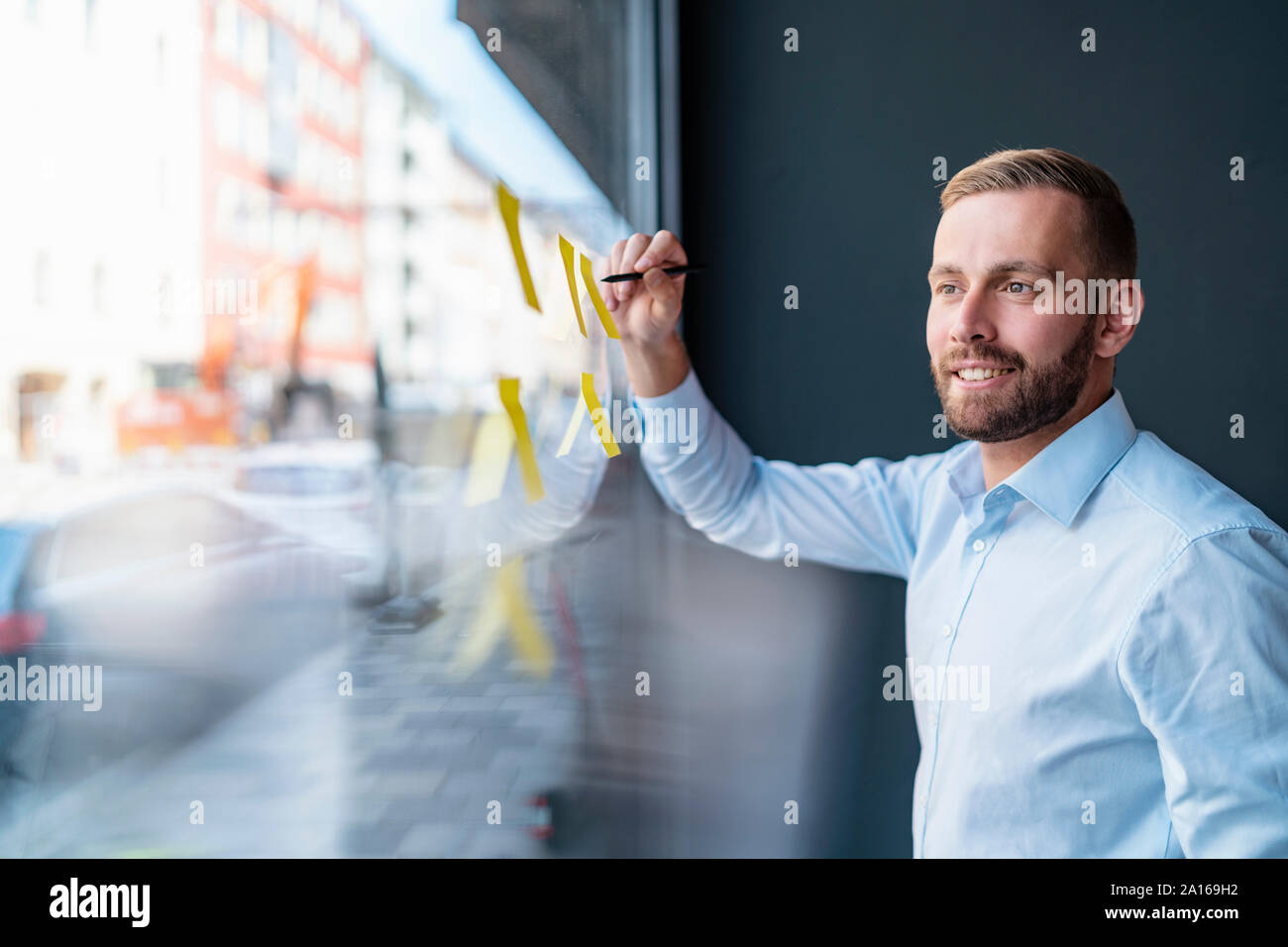 Imprenditore iscritto sulle note di adesivo al pannello in vetro Foto Stock