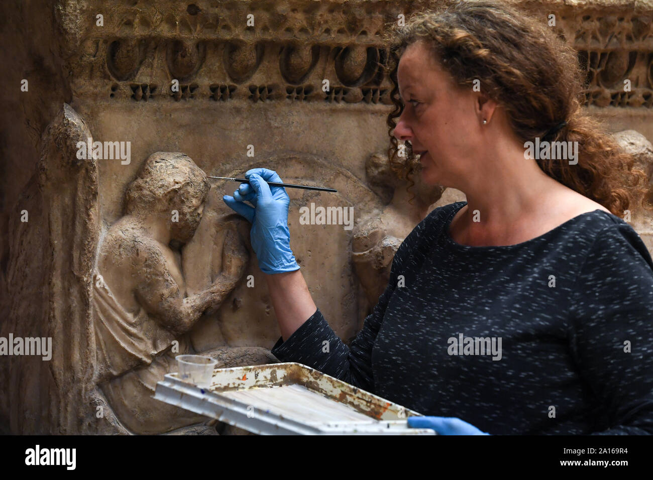 Senior conservatore Karen Birkhoelzer ritocchi scolpito un sarcofago romano davanti alla Troy mostra presso il British Museum di Londra. Foto di PA. Picture Data: martedì 24 settembre, 2019. Foto di credito dovrebbe leggere: Kirsty O'Connor/PA FILO Foto Stock