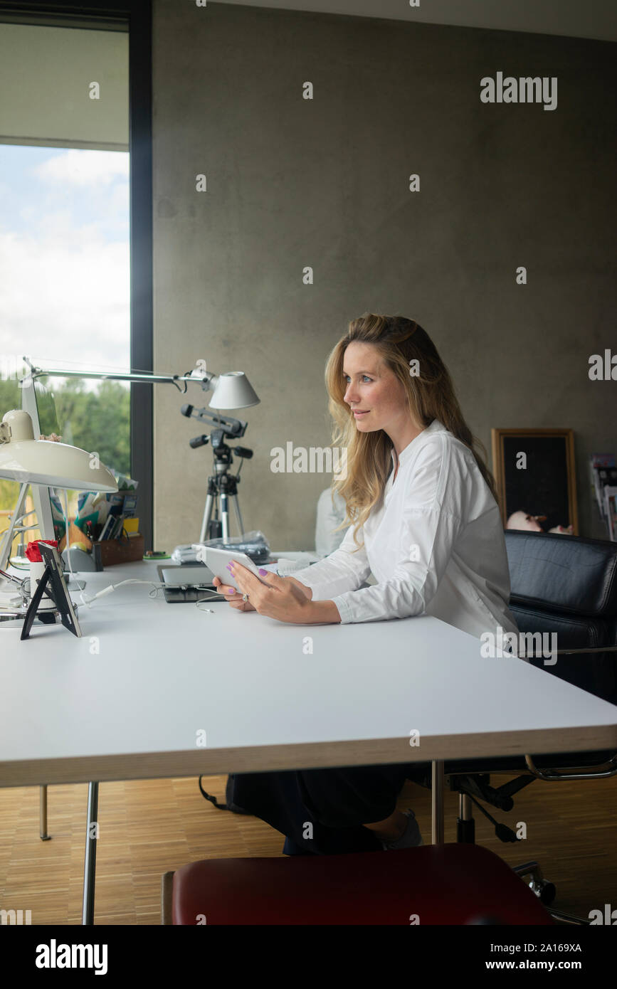 Imprenditrice lavorare alla scrivania a casa Foto Stock
