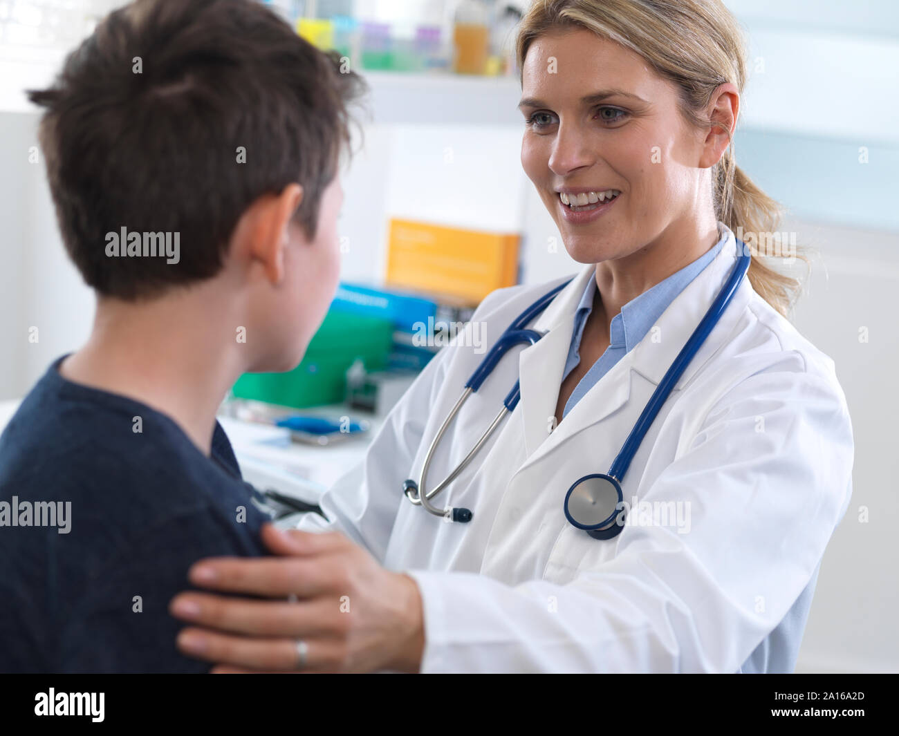Medico donna dando un ragazzo qualche orientamento durante un appuntamento in clinica Foto Stock