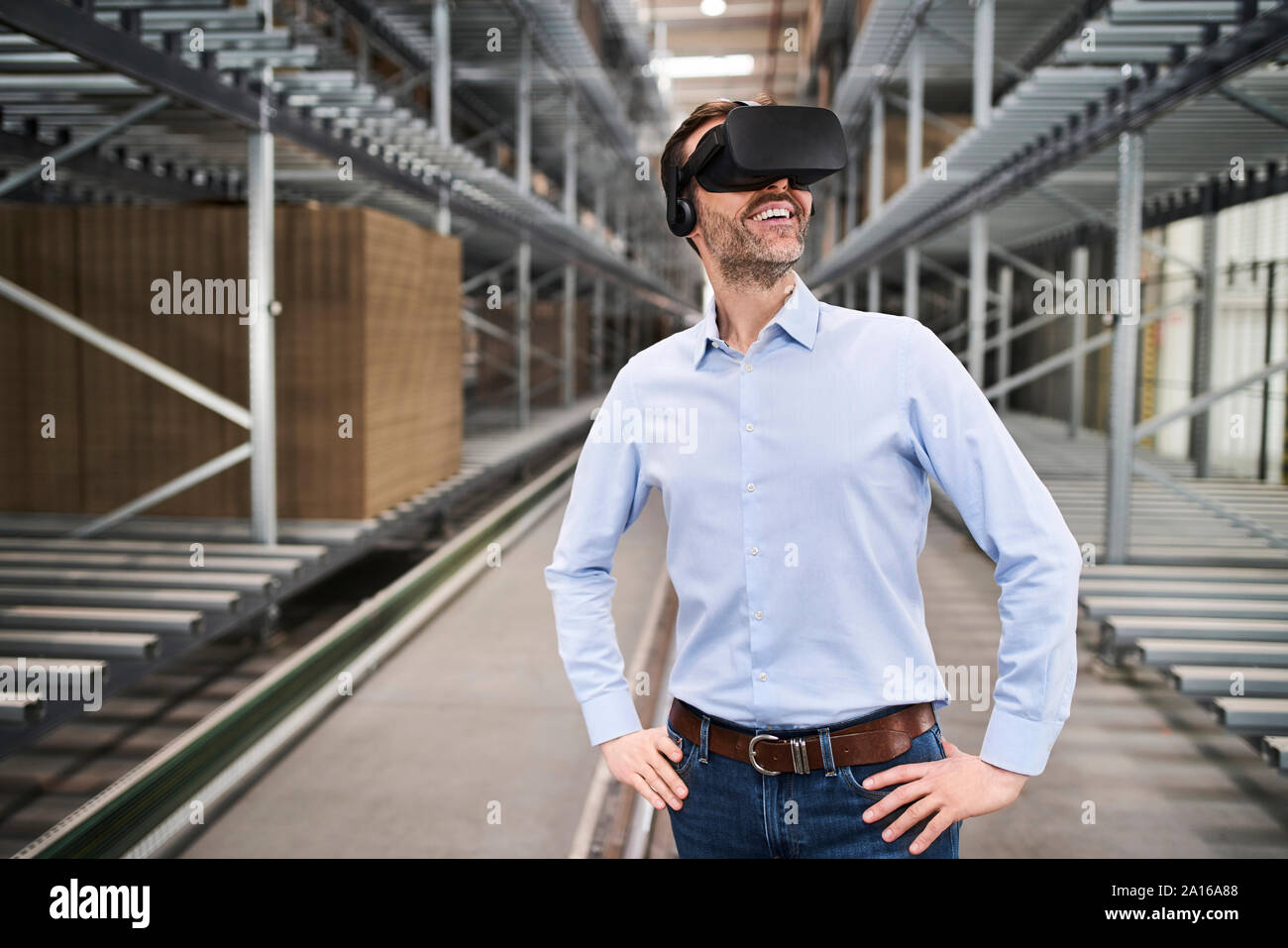 Imprenditore indossando occhiali VR in fabbrica Foto Stock
