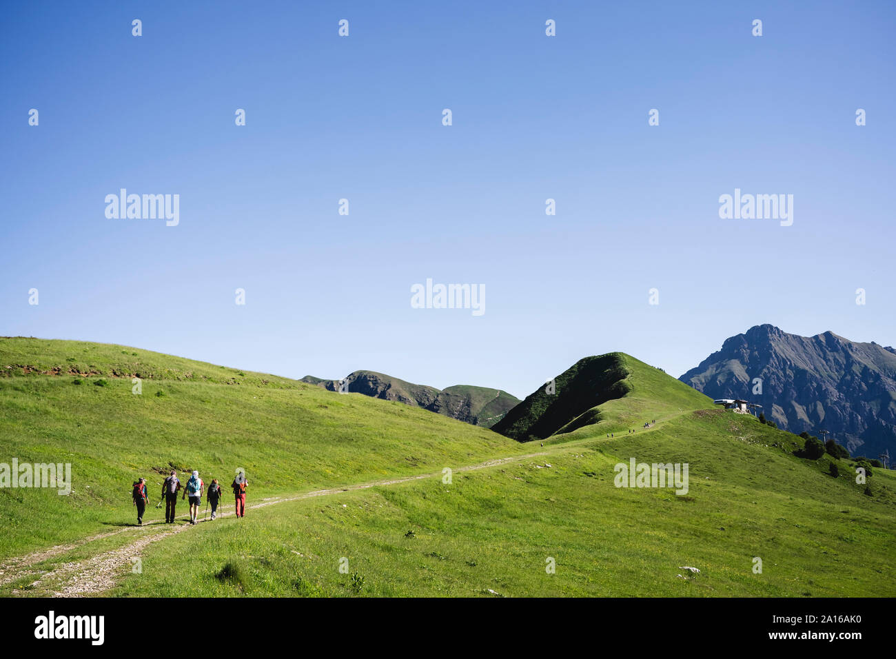 Gruppo di escursionisti a piedi nei monti, Orobie, Lecco, Italia Foto Stock