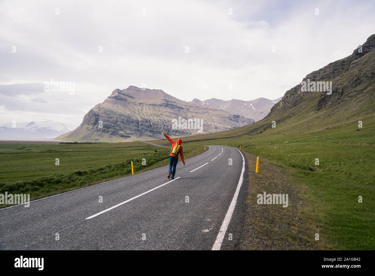 Uomo maturo escursionismo sul Ring Road 1 , Regione meridionale Islanda Foto Stock