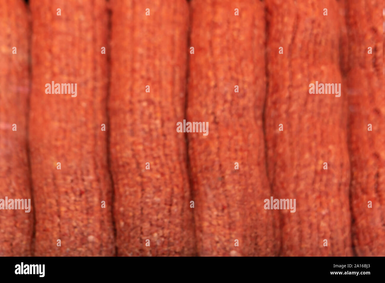 Sfocato succose texture reali di carni macinate. bellissimo sfondo rosso. blur, soft focus Foto Stock