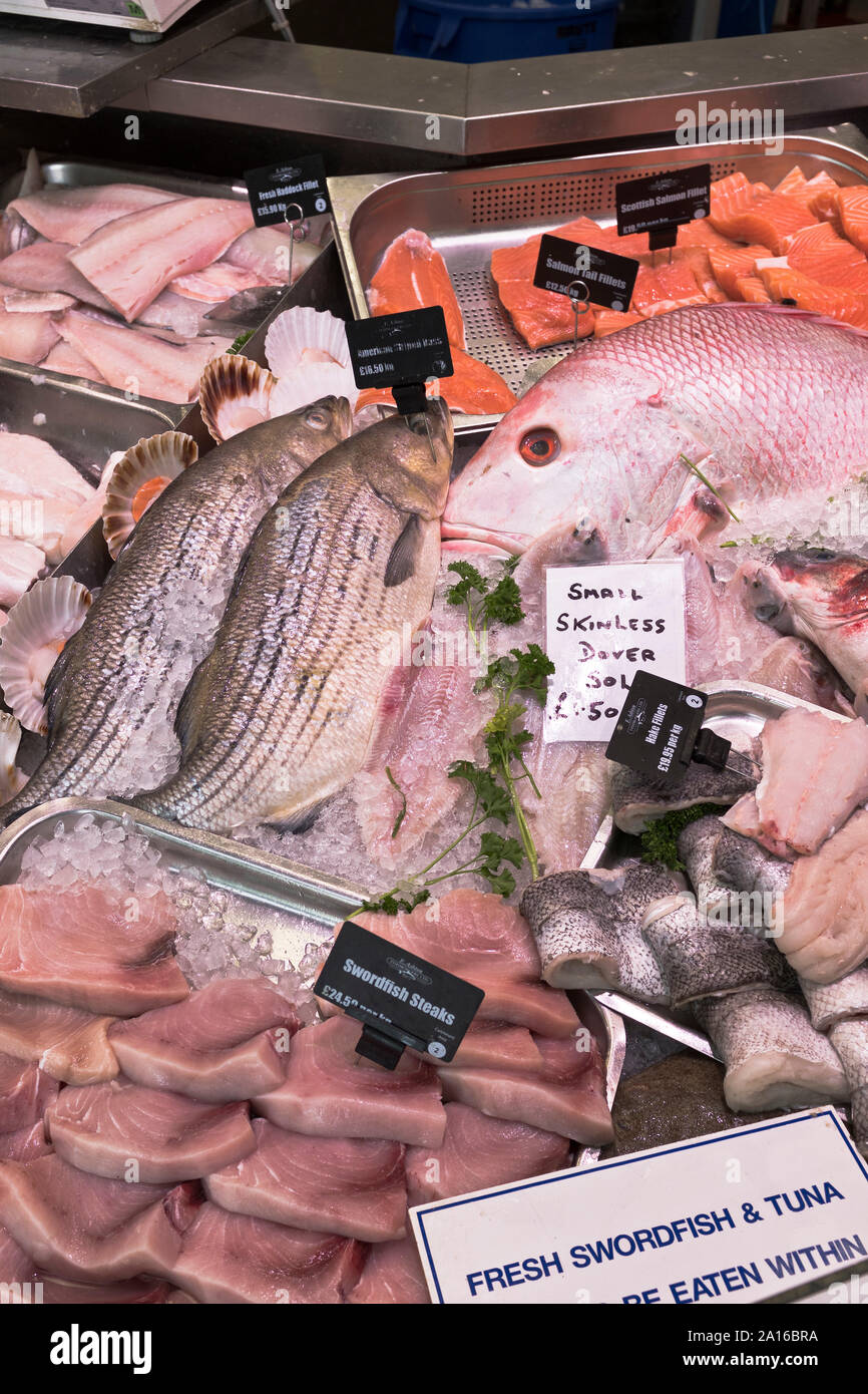 Dh mercato Cardiff Cardiff Galles venditori di pesce di stallo contatore Welsh pesce frutti di mare Foto Stock