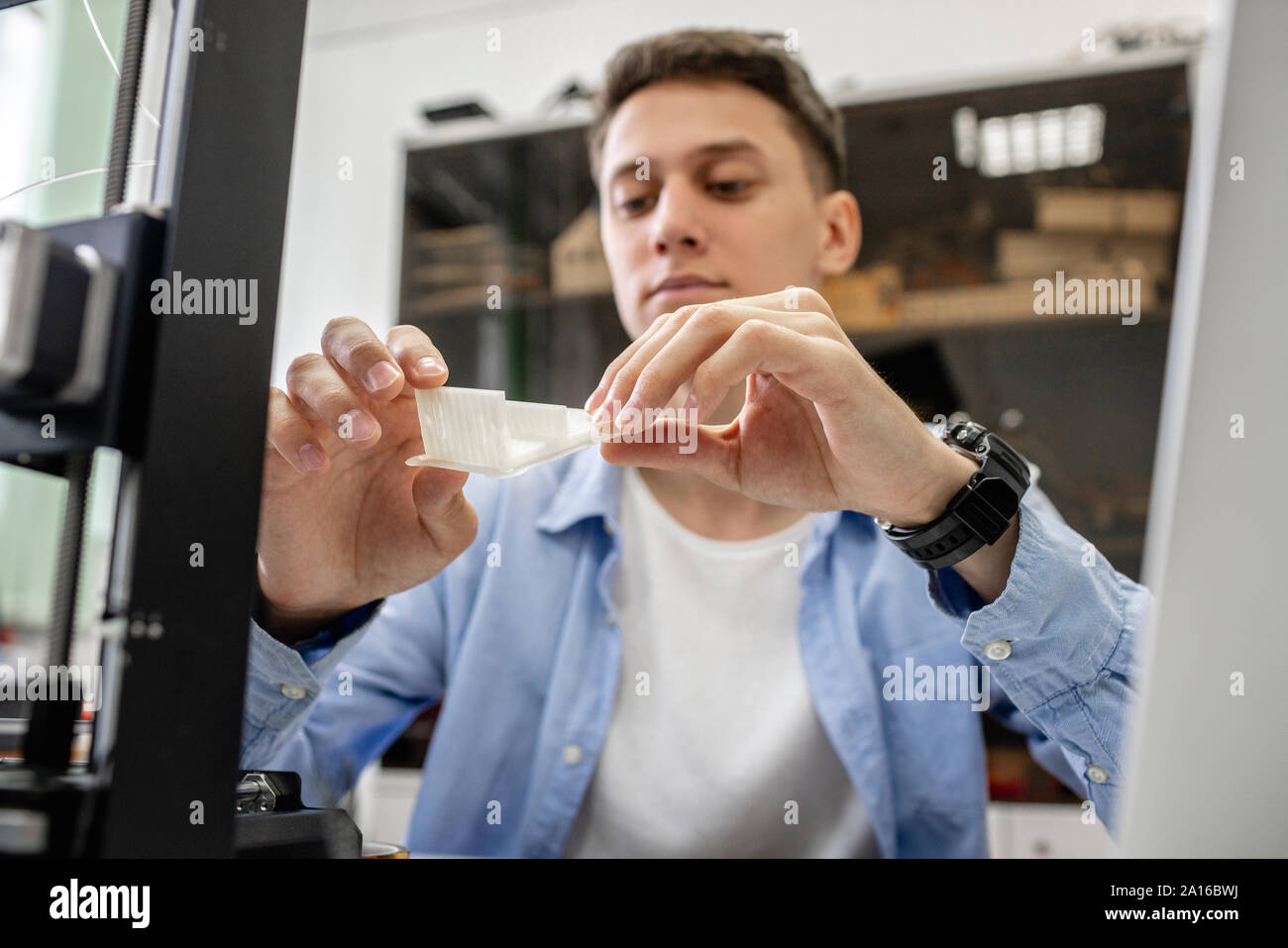 Studente impostazione stampante 3D, utilizzando laptop Foto Stock