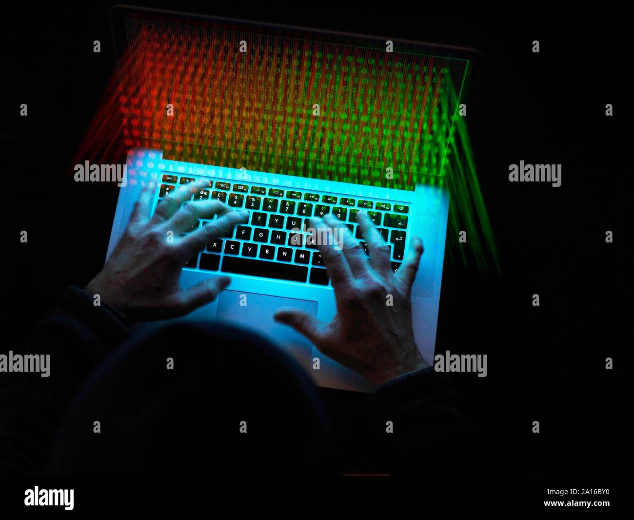 Cyber criminalità, un hacker utilizzando un virus per attaccare il software Foto Stock