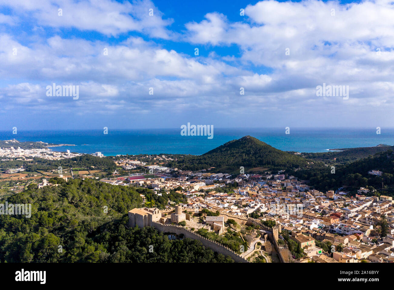 Veduta aerea del Castello di Capdepera dal mare Mediterraneo contro il cielo nuvoloso Foto Stock