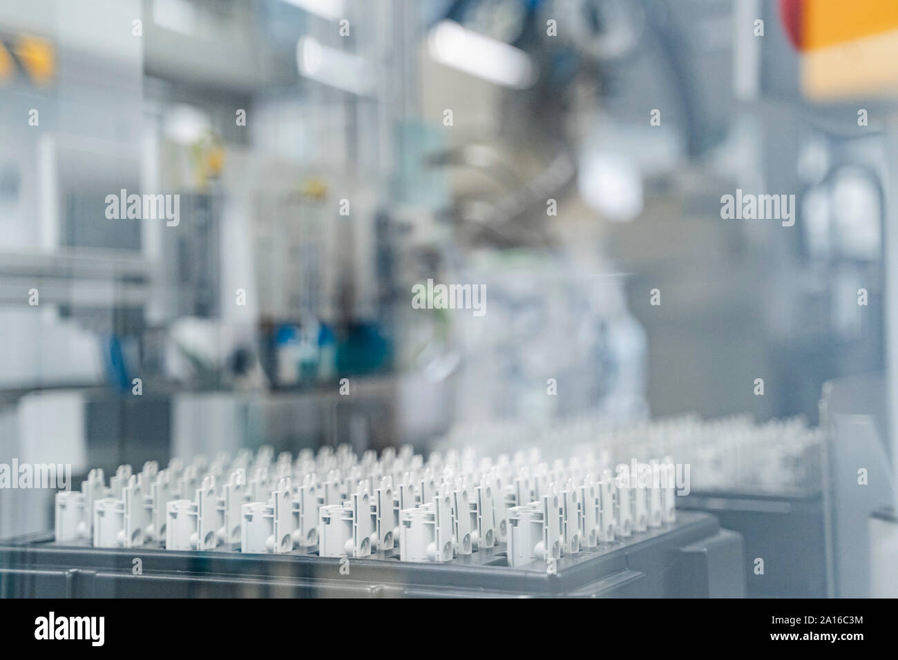 Parti di macchina sulla linea di assemblaggio, Stoccarda, Germania Foto Stock