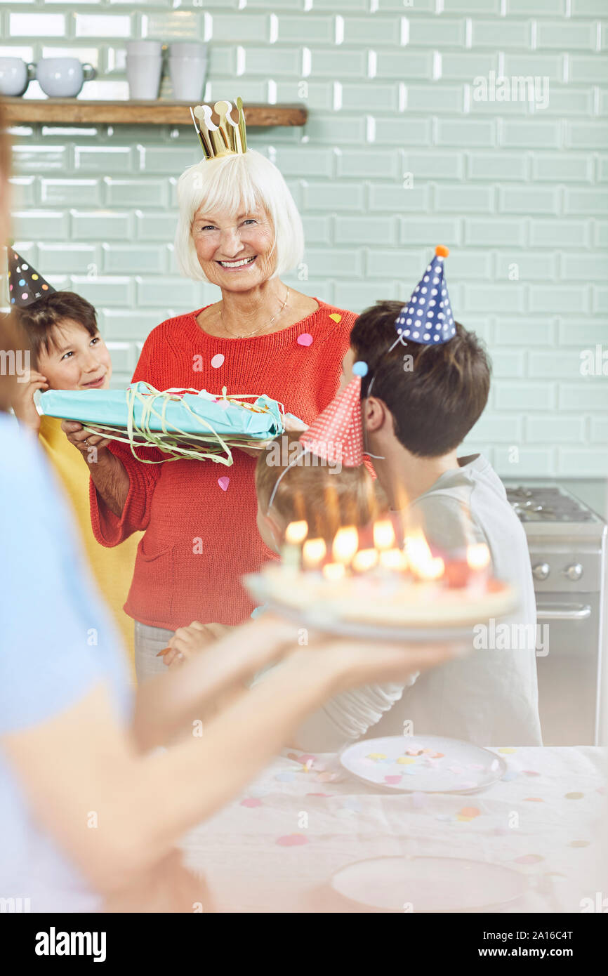 Nipoti cleberating nonna il compleanno a casa Foto Stock