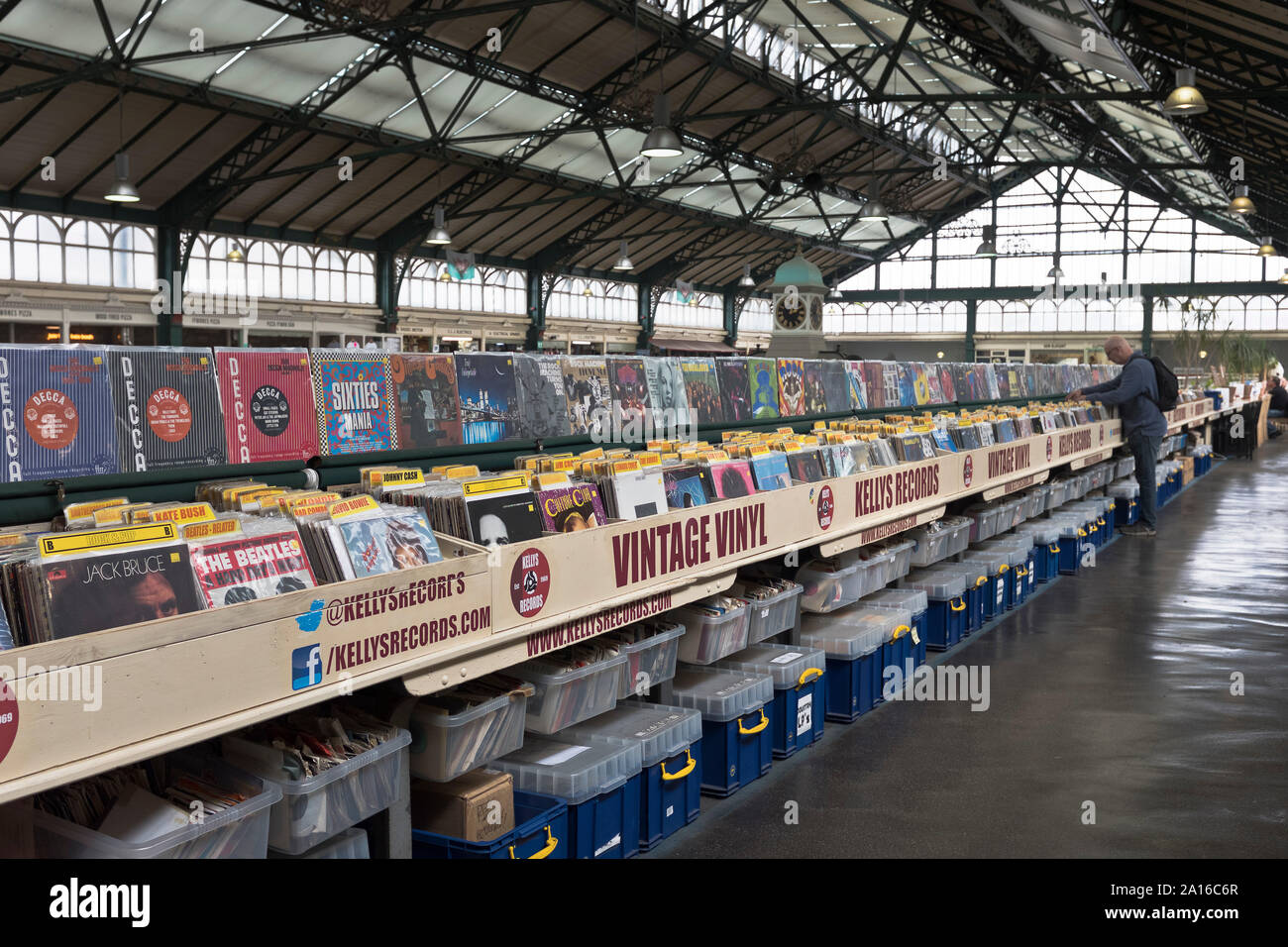 Dh mercato Cardiff registrazione LP shop Cardiff Galles in vinile a stallo display gallese bancarelle edifici uk per la vendita Foto Stock