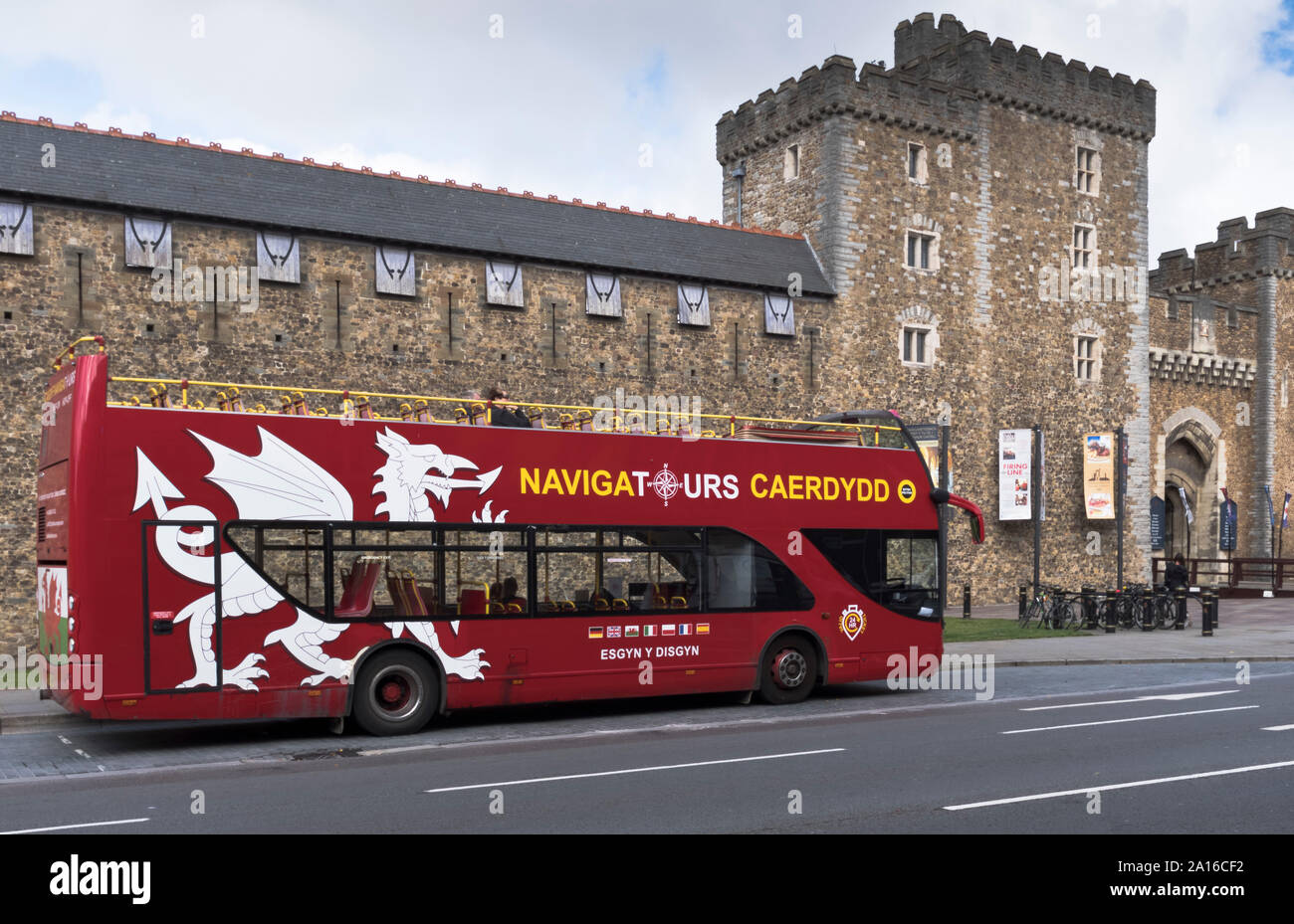 Dh il Castello di Cardiff Cardiff Galles Opentop tour bus double decker sightseeing bus turistici open top Foto Stock