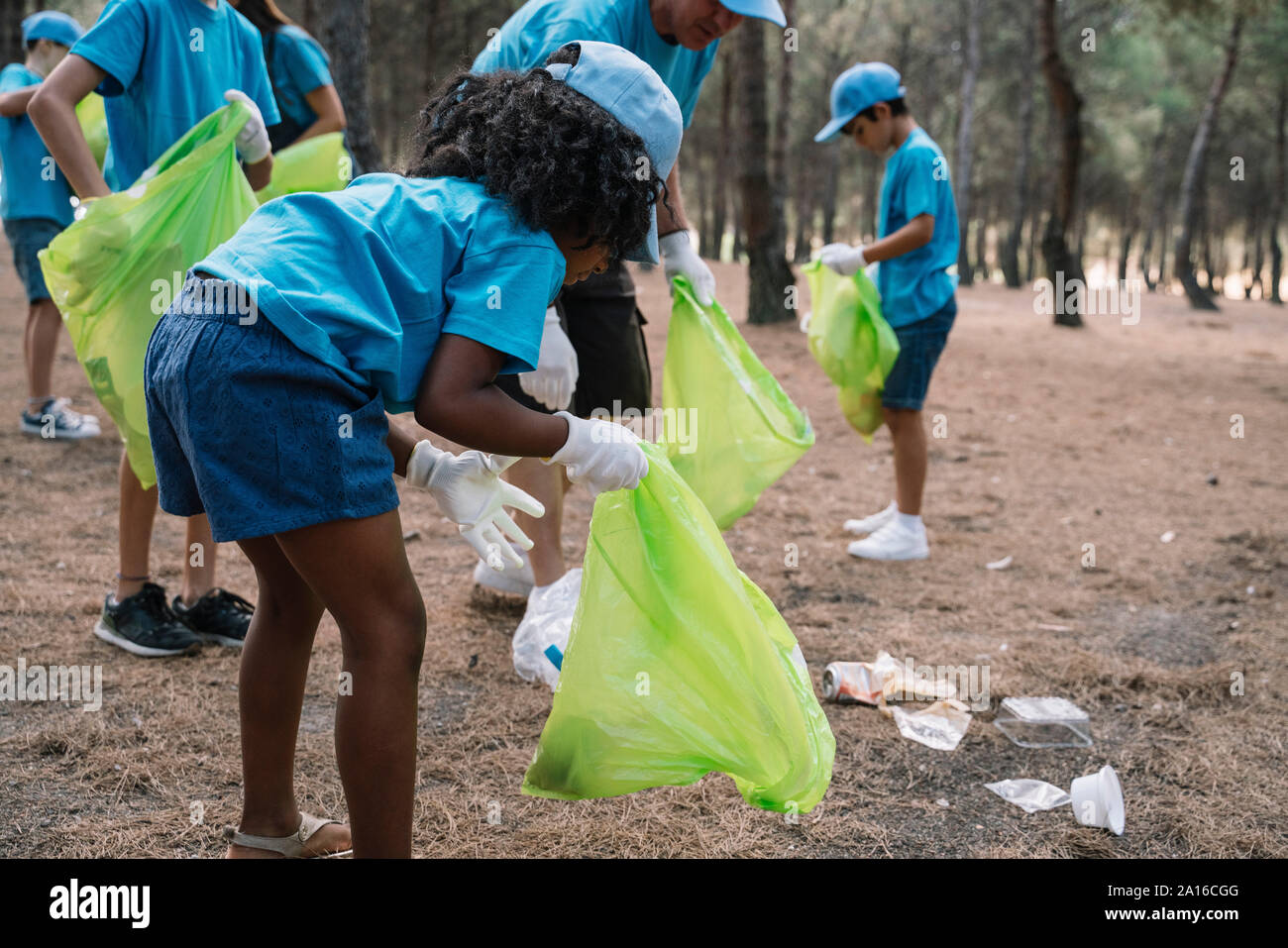 Gruppo di volontariato bambini raccogliere rifiuti in un parco Foto Stock