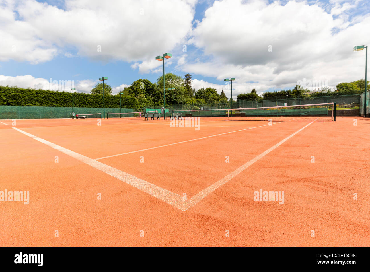 Angolo di marcatura vuota nel campo da tennis contro sky Foto Stock