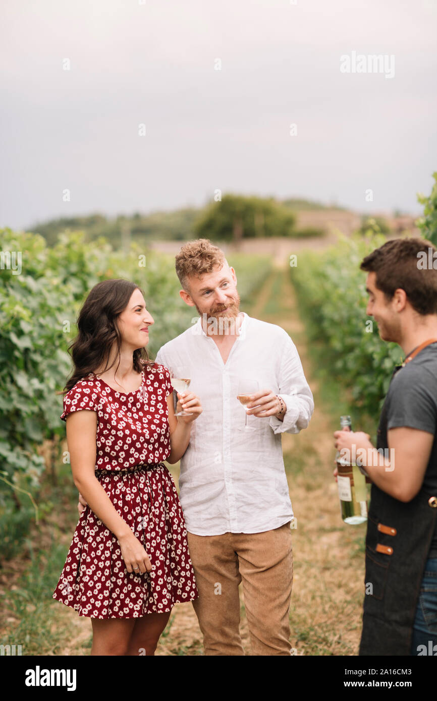 Sommelier che spiega ai clienti il vino in vigna Foto Stock