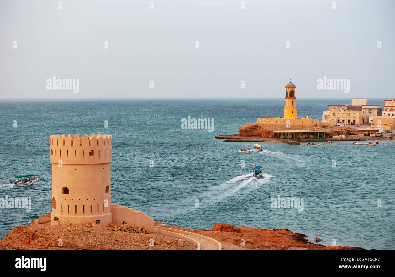 Torre e Sur faro di sera, Sur, Oman Foto Stock