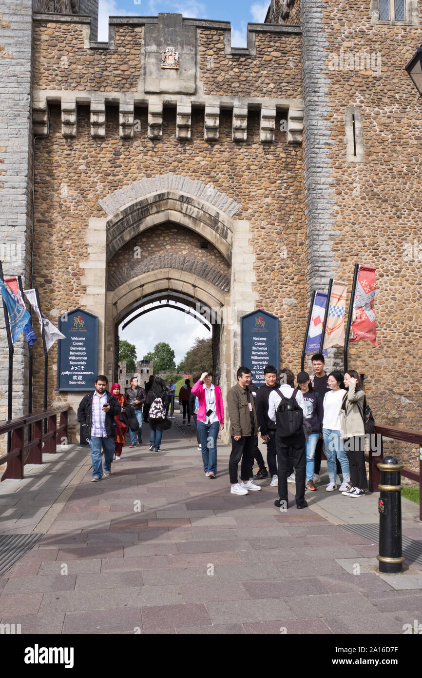 Dh il Castello di Cardiff Cardiff Galles turisti asiatici con la guida porta sud entrata al castello esterno Foto Stock