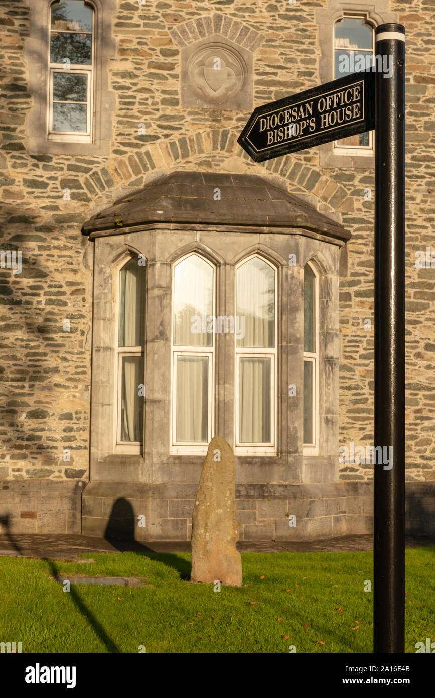 Religion Ireland Diocesan Office e Bishop's House fingerpost presso il presbiterio di St. Mary a Killarney, Contea di Kerry, Irlanda Foto Stock