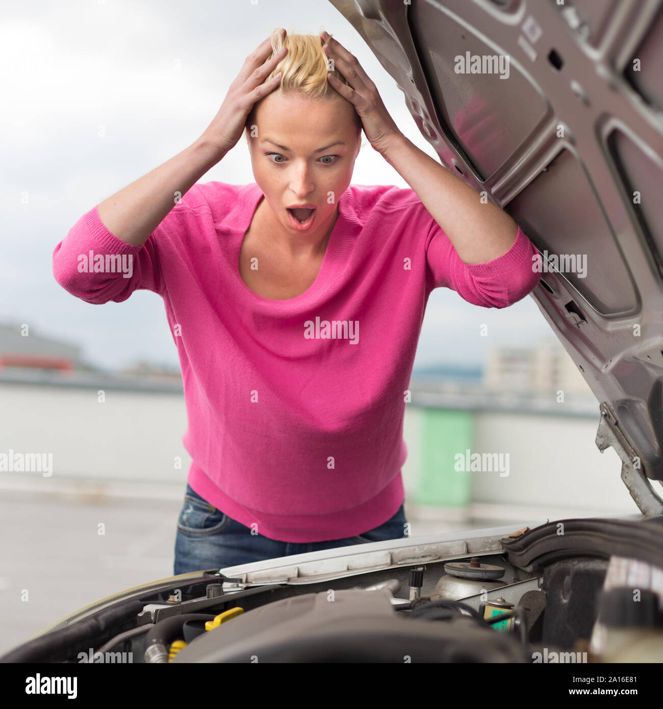 Sottolineato giovane donna con difetto di auto. Foto Stock