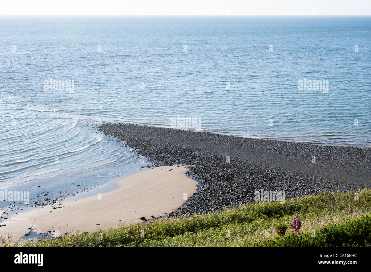 Sarn Gynfelin allo spiedo, una reliquia morena glaciale, Wallog, Cardigan Bay, west wales UK. La banca sporgente assomiglia a quella di un uomo fatto causeway e è stata a lungo parte del secolare leggenda di cantre'r Gwaelod, un favoloso regno affondata che è stata persa sotto le acque di Cardigan Bay Foto Stock