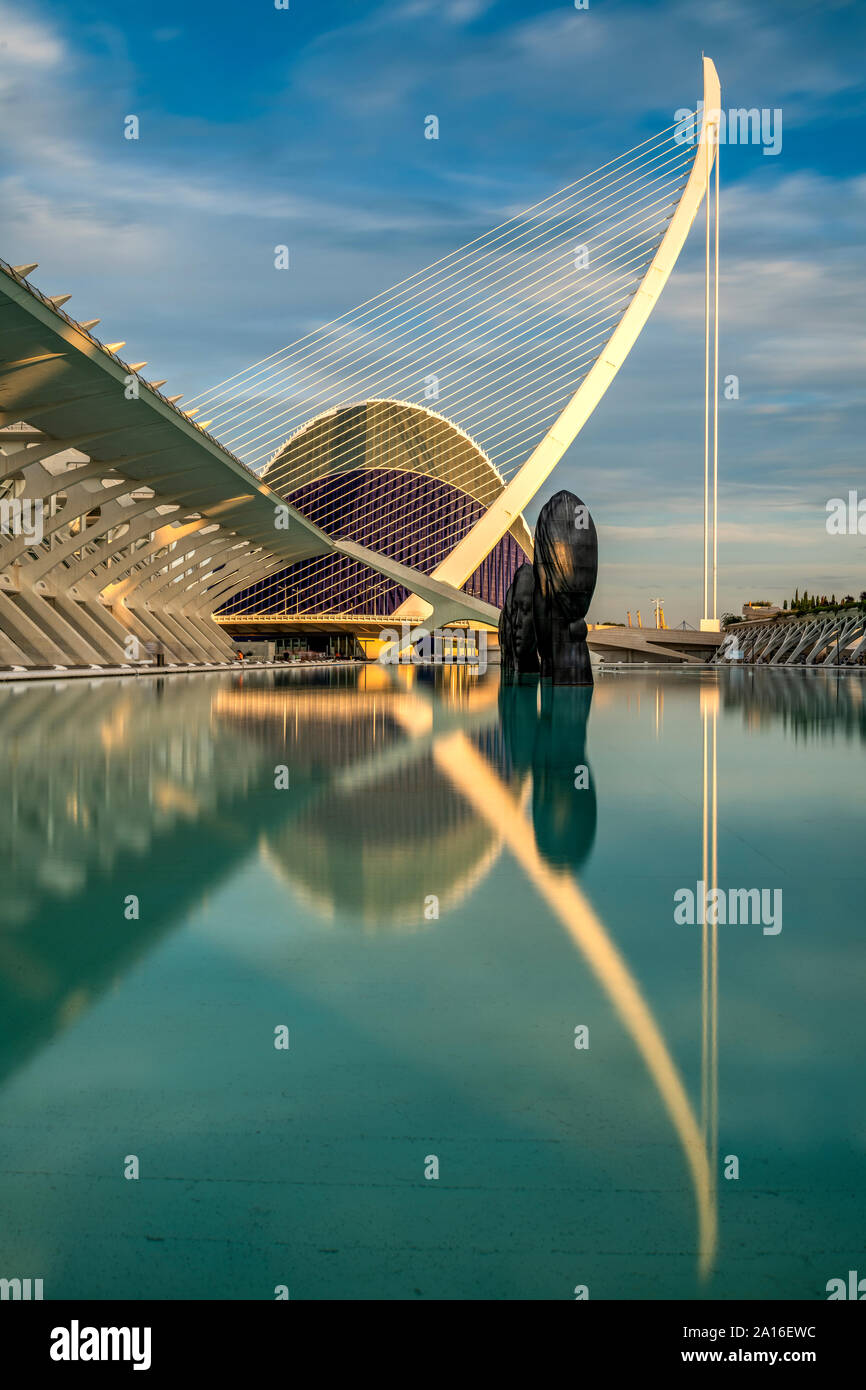 Pont de l'Assaut de l'o-cavo alloggiato bridge, Città delle Arti e delle scienze o Ciudad de las Artes y las Ciencias, Valencia, Comunidad Valenciana, Spagna Foto Stock