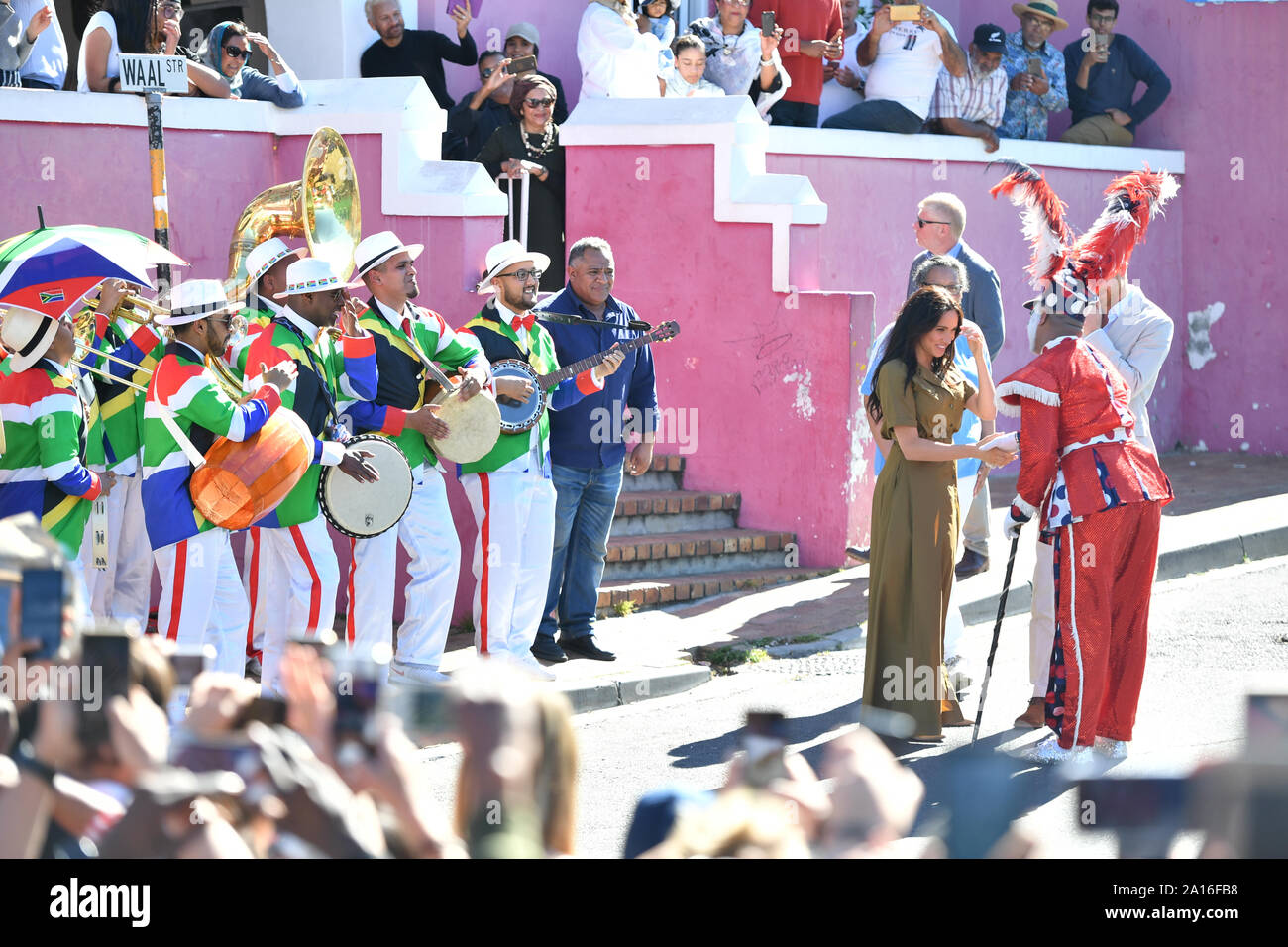 Il Duca e la Duchessa di Sussex durante una visita al Bo Kaap zona di Cape Town per segnare giornata del patrimonio, una celebrazione della grande diversità delle culture e credenze e tradizioni in Sud Africa il giorno due di loro tour dell'Africa. Foto Stock