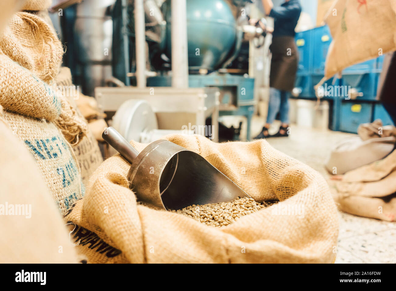 Sacchi di caffè in roastery o memorizzazione all'ingrosso in attesa di essere tostato o venduto Foto Stock