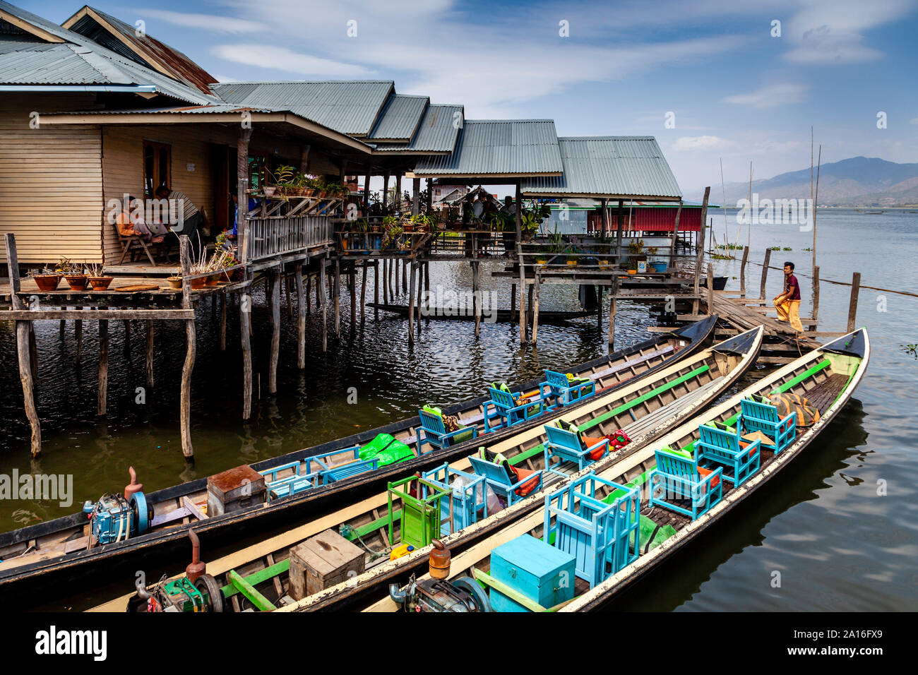 Tour barche ormeggiate al di fuori di un ristorante galleggiante, Nyaung Shwe, Lago Inle, Stato Shan, Myanmar. Foto Stock