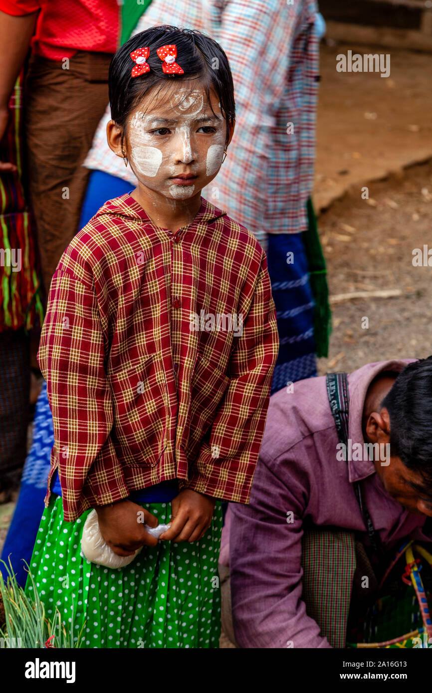 Un locale di bambini birmani al settimanale mercato Inthein, Lago Inle, Stato Shan, Myanmar. Foto Stock