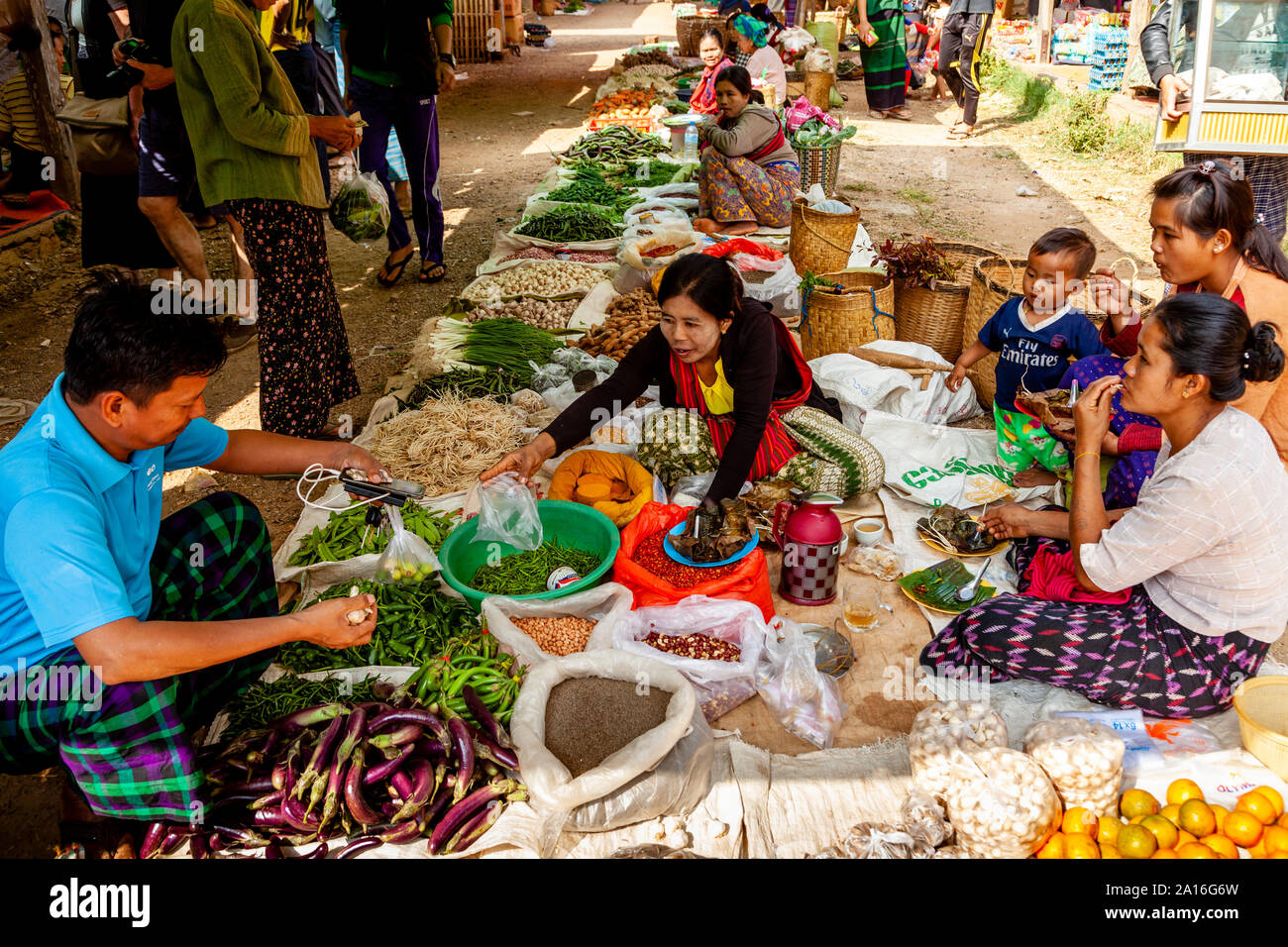 La popolazione locale la vendita di verdure al settimanale mercato Inthein, Lago Inle, Stato Shan, Myanmar. Foto Stock