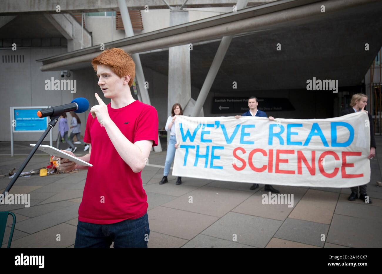 Sandy Boyd, dallo Scottish Gioventù sciopero del clima, al di fuori del Parlamento scozzese di Edimburgo in anticipo di MSP casting il loro voto finale sulla Scozia il nuovo progetto di legge sul cambiamento climatico. Boyd leggere il punto di riferimento IPCC ONU relazione speciale sulla 1.5C che dice azione deve aumentare urgentemente entro il prossimo decennio. Foto Stock