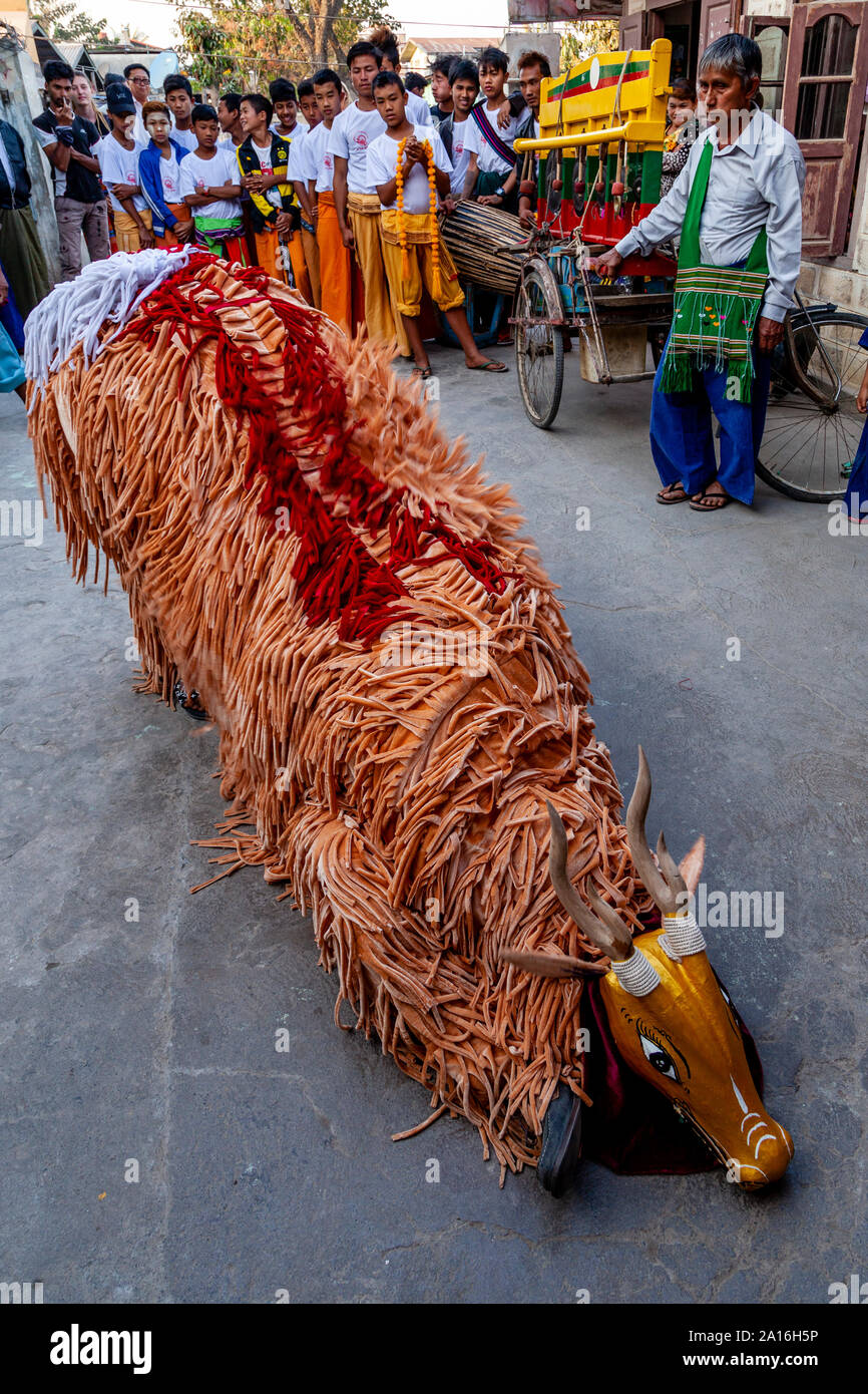 Teatro di strada/spettacoli di strada, Nyaung Shwe, Lago Inle, Stato Shan, Myanmar Foto Stock