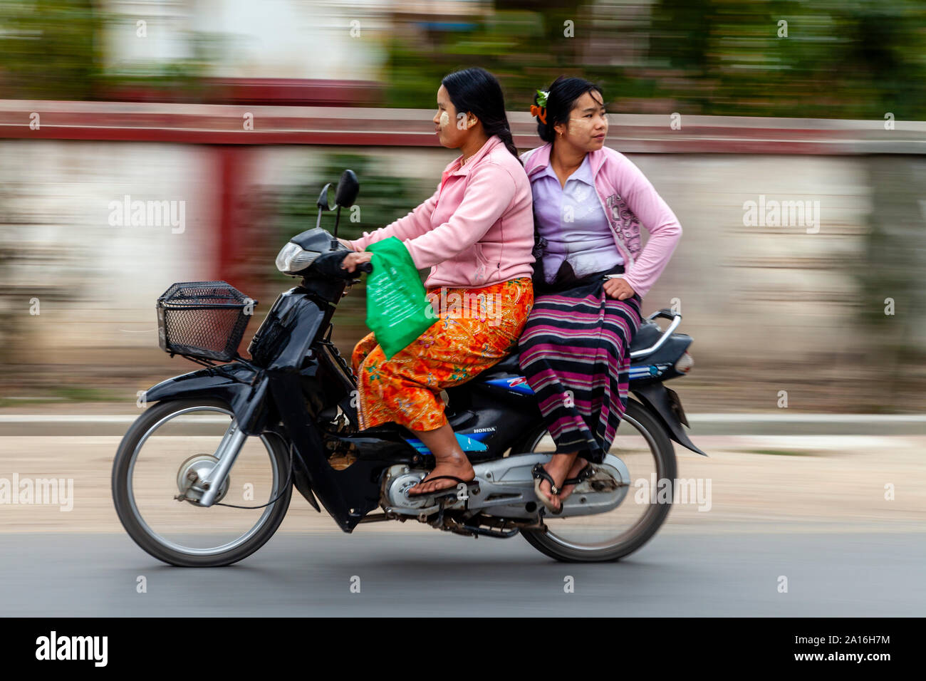 Due donne su un motociclo, Nyaung Shwe, Lago Inle, Stato Shan, Myanmar Foto Stock