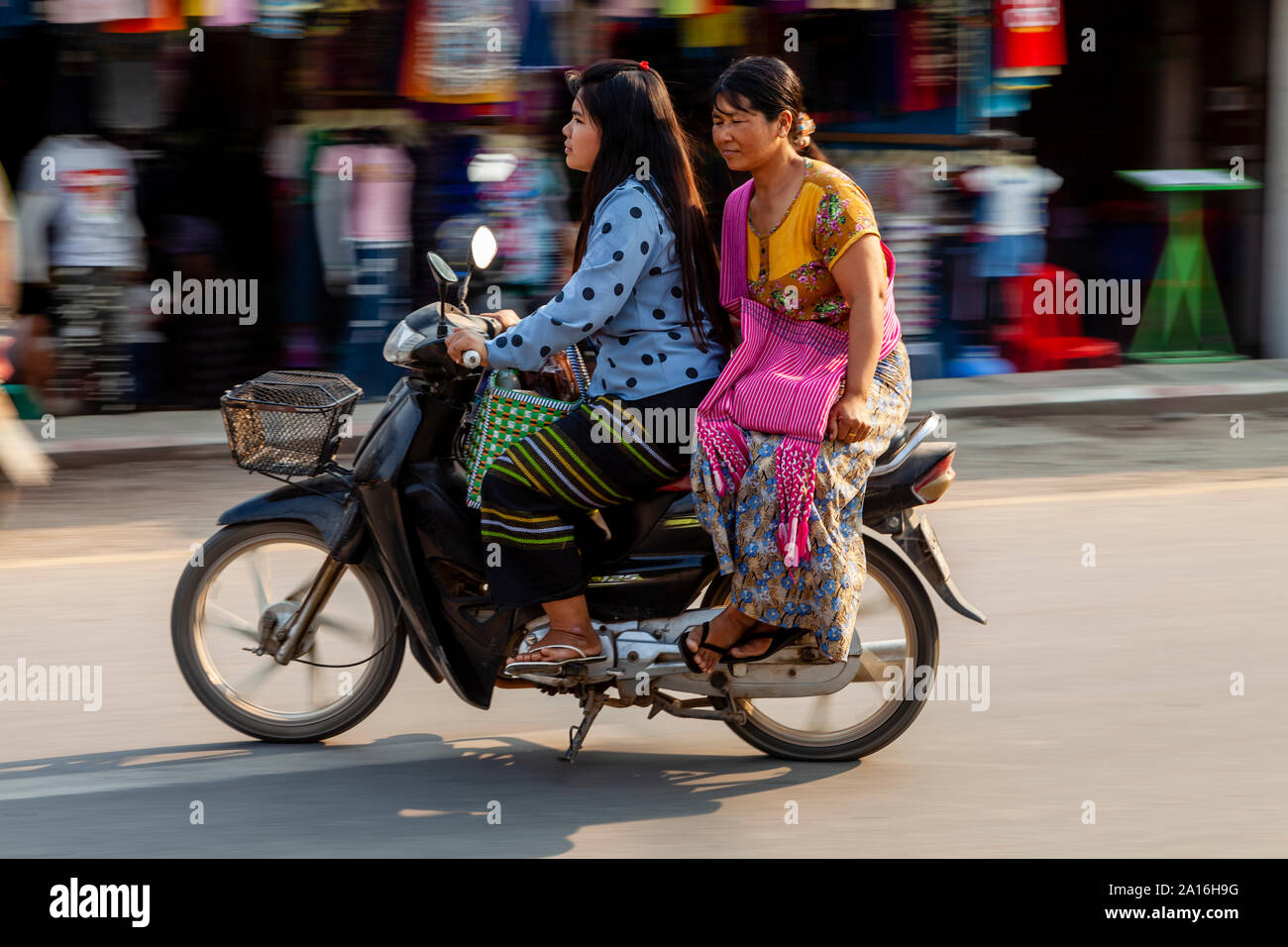 Due donne su un motociclo, Nyaung Shwe, Lago Inle, Stato Shan, Myanmar Foto Stock