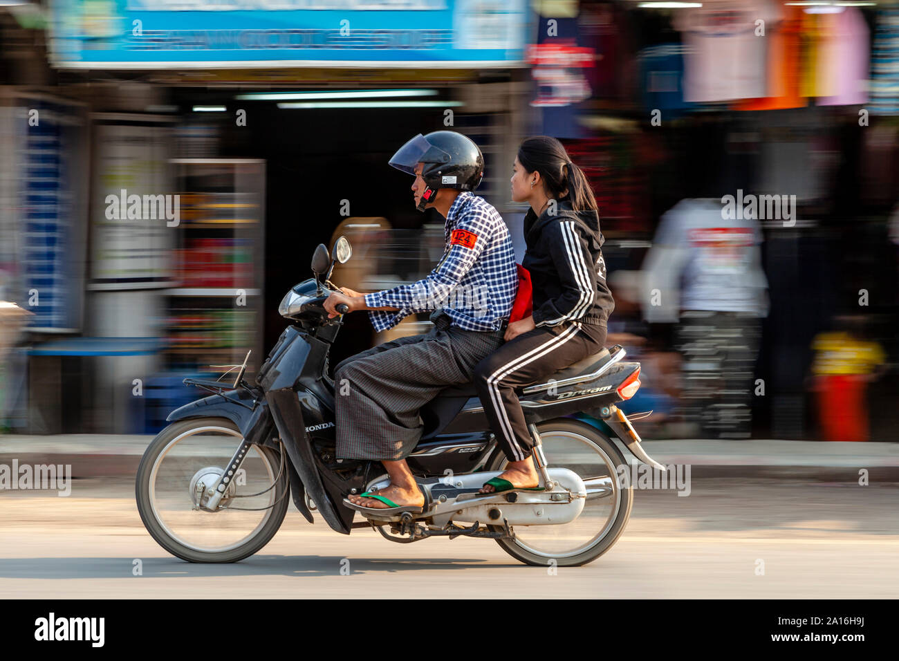 Due persone su un motociclo, Nyaung Shwe, Lago Inle, Stato Shan, Myanmar Foto Stock