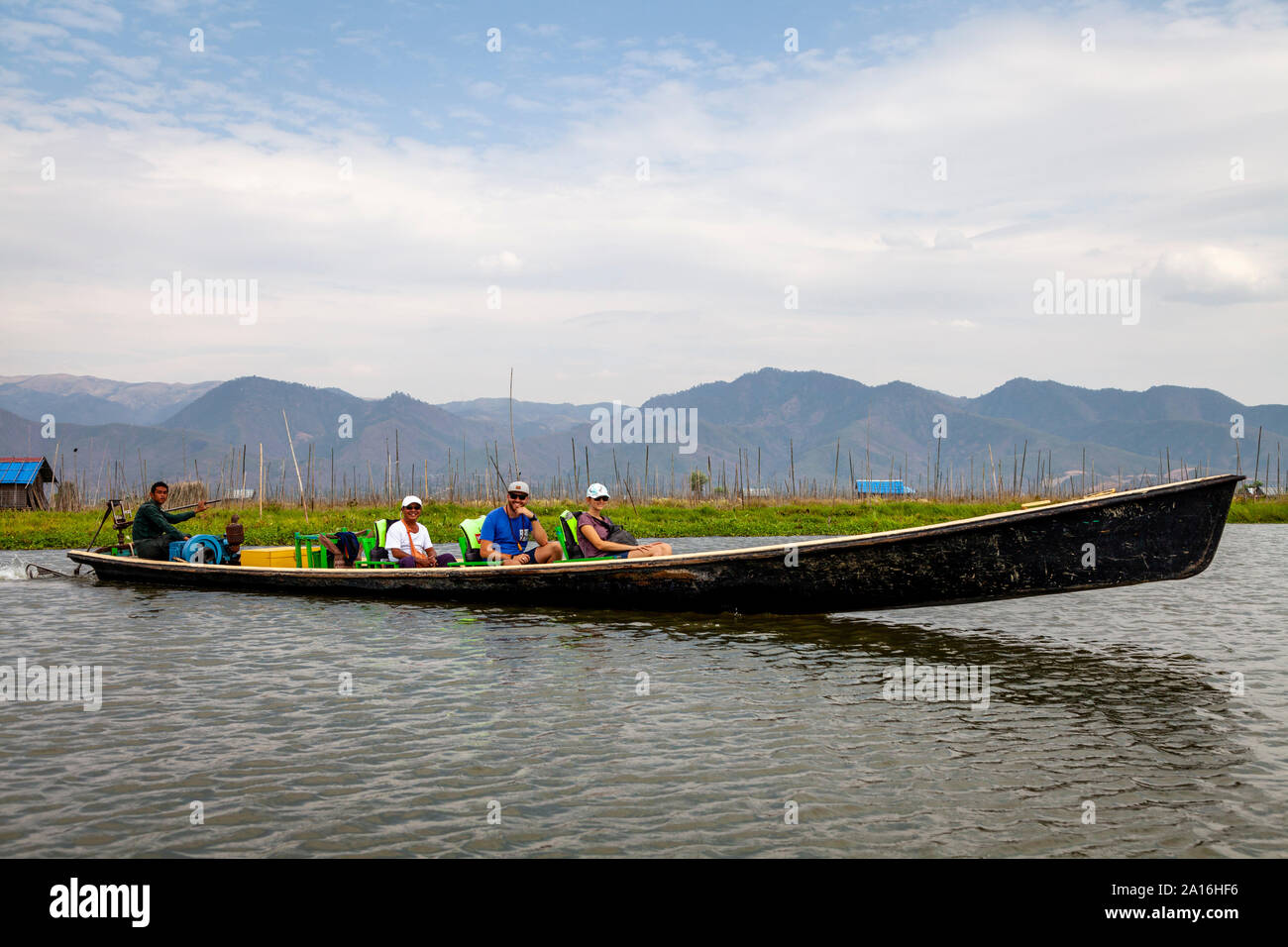 Un giovane europeo e la loro guida in un viaggio in barca intorno al Lago Inle, Myanmar Foto Stock