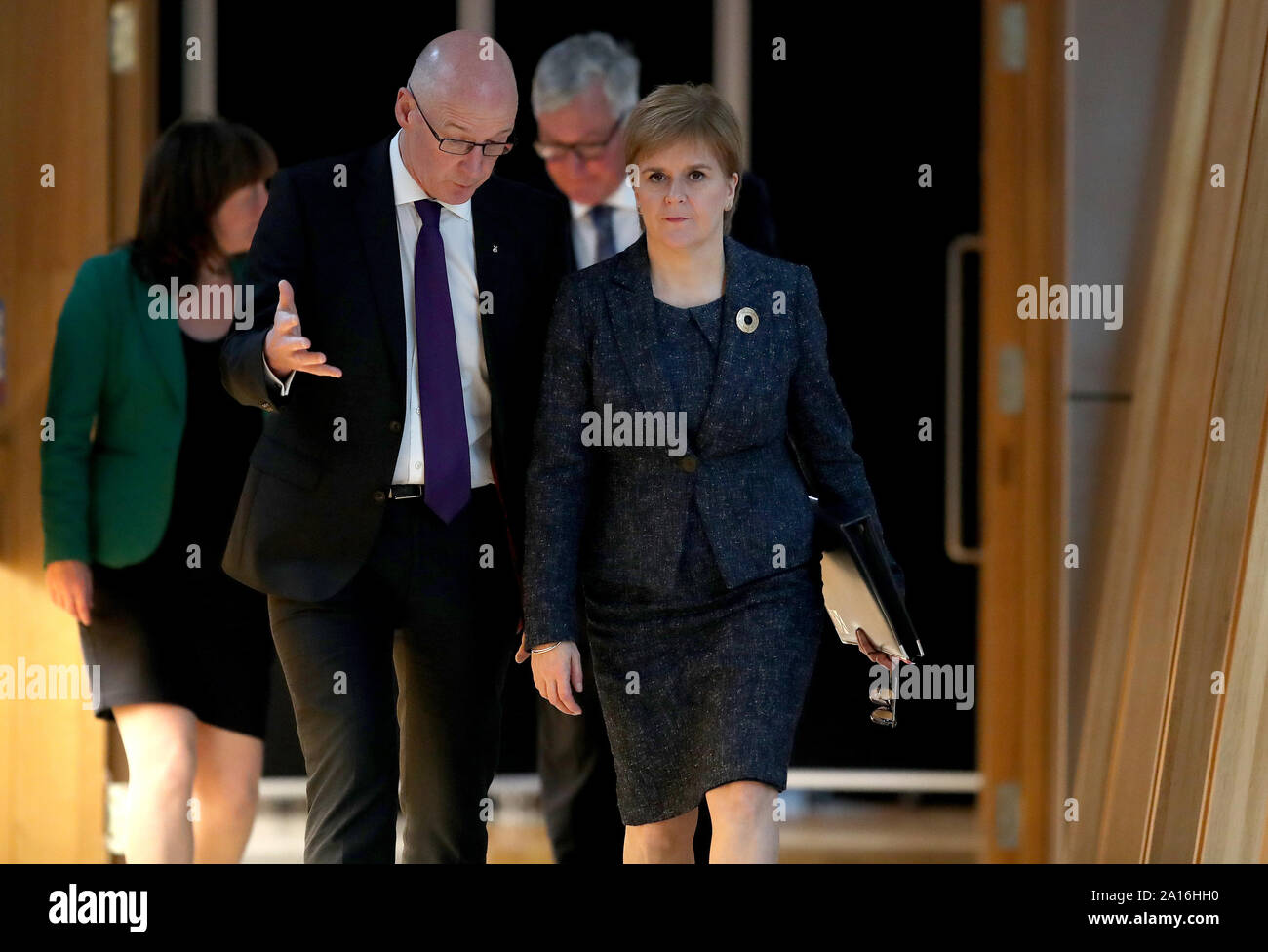 Primo Ministro Nicola storione (a destra) e il Vice Primo Ministro John Swinney arrivare davanti a una dichiarazione al Parlamento scozzese di Edimburgo, dopo giudici presso la Corte Suprema ha sentenziato che il Primo Ministro Boris Johnson consigli alla regina di sospendere il Parlamento per cinque settimane era illegittima. Foto Stock