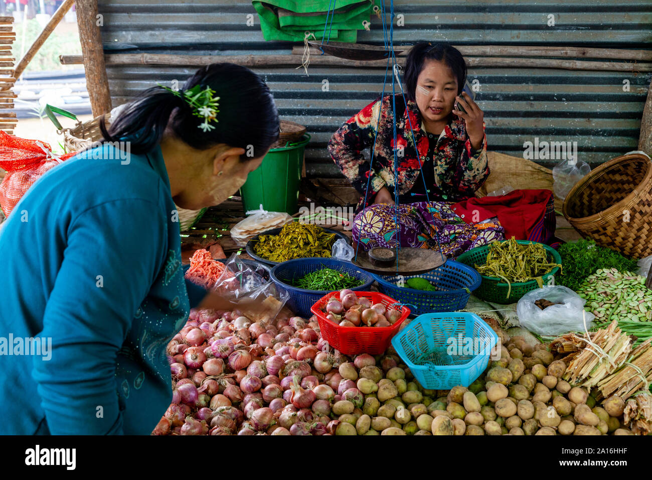 Una donna Vendita di verdure a Ywama Village market, Lago Inle, Stato Shan, Myanmar Foto Stock